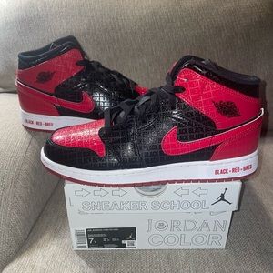 Air Jordan 1 Mid Bred Text ♥️🖤